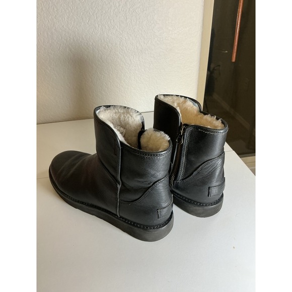 UGG Black Leather Shearling Lined Ankle Boots Side Zip Womens size 9 - Picture 6 of 12